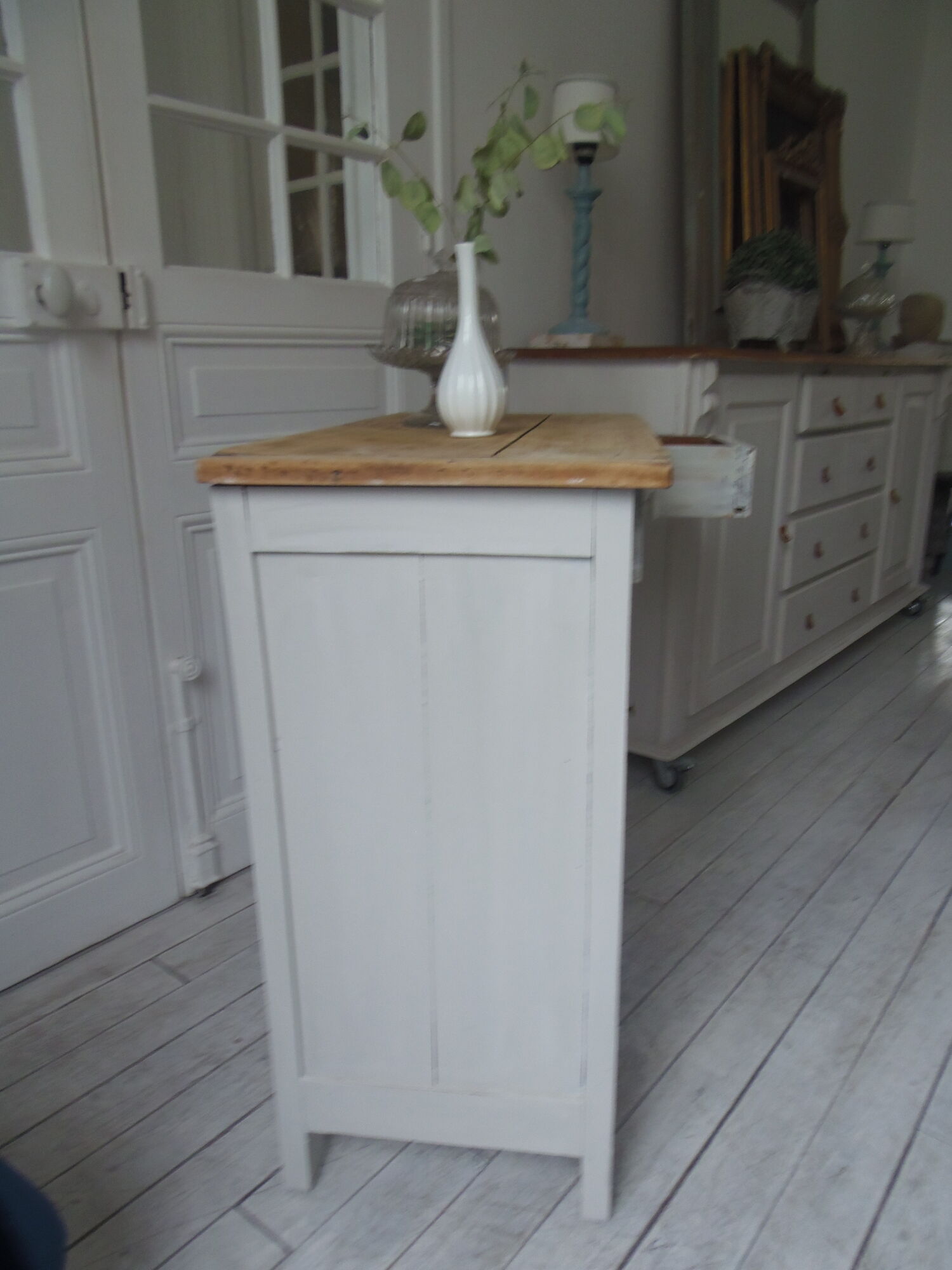 Buffet parisien vintage patiné gris perle, plateau bois.