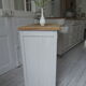 Buffet parisien vintage patiné gris perle, plateau bois.