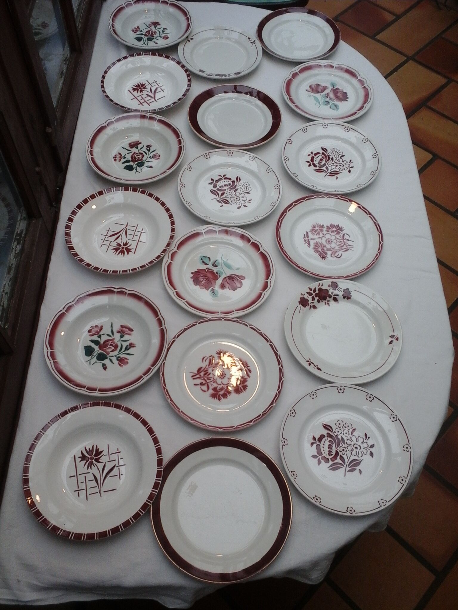 Assortiment de 18 assiettes dominante rouge