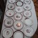 Assortiment de 18 assiettes dominante rouge