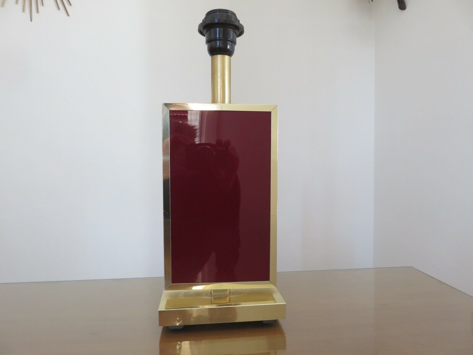 Lampe en laiton et plexiglas bordeaux années 70