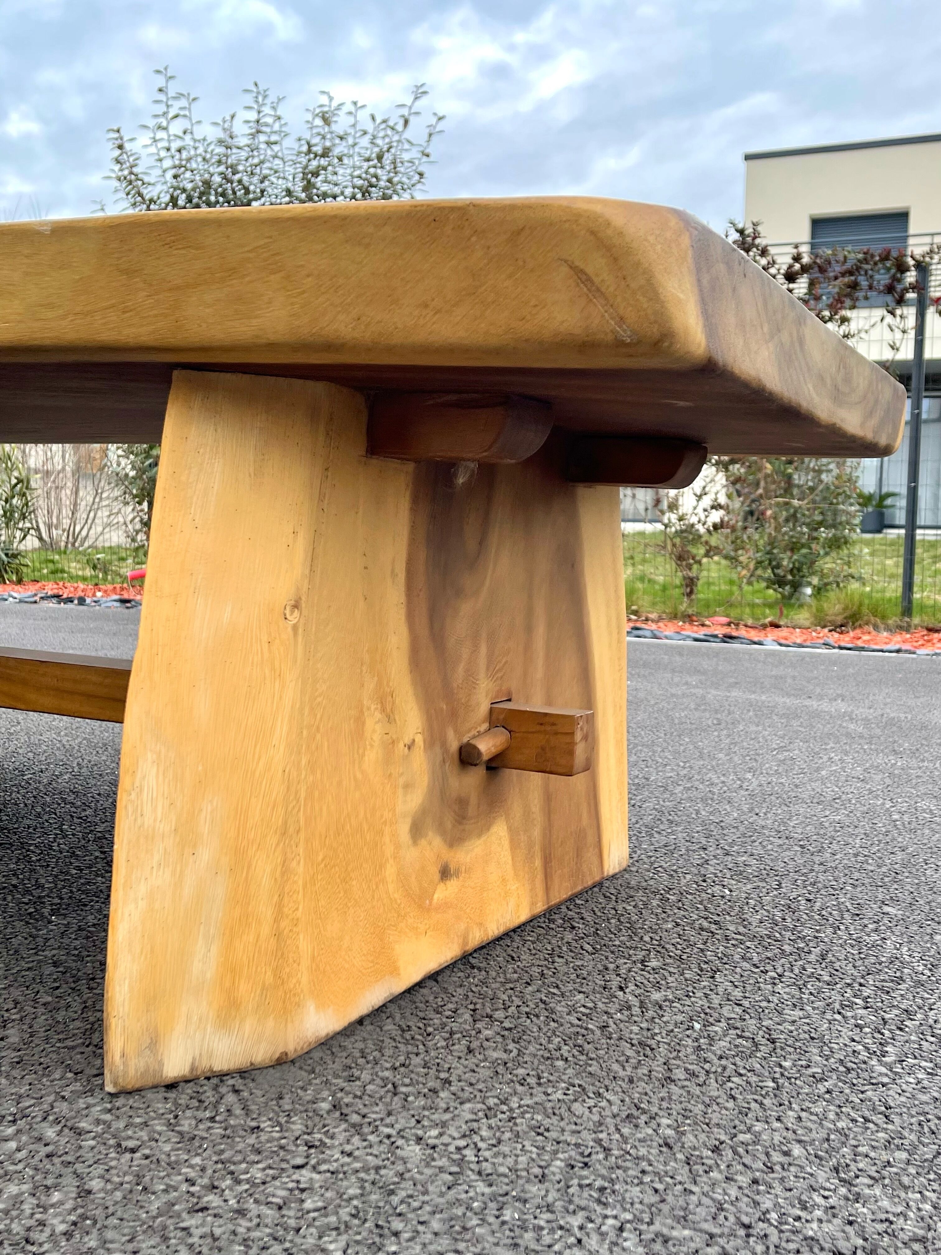 Coffee table in solid Suar