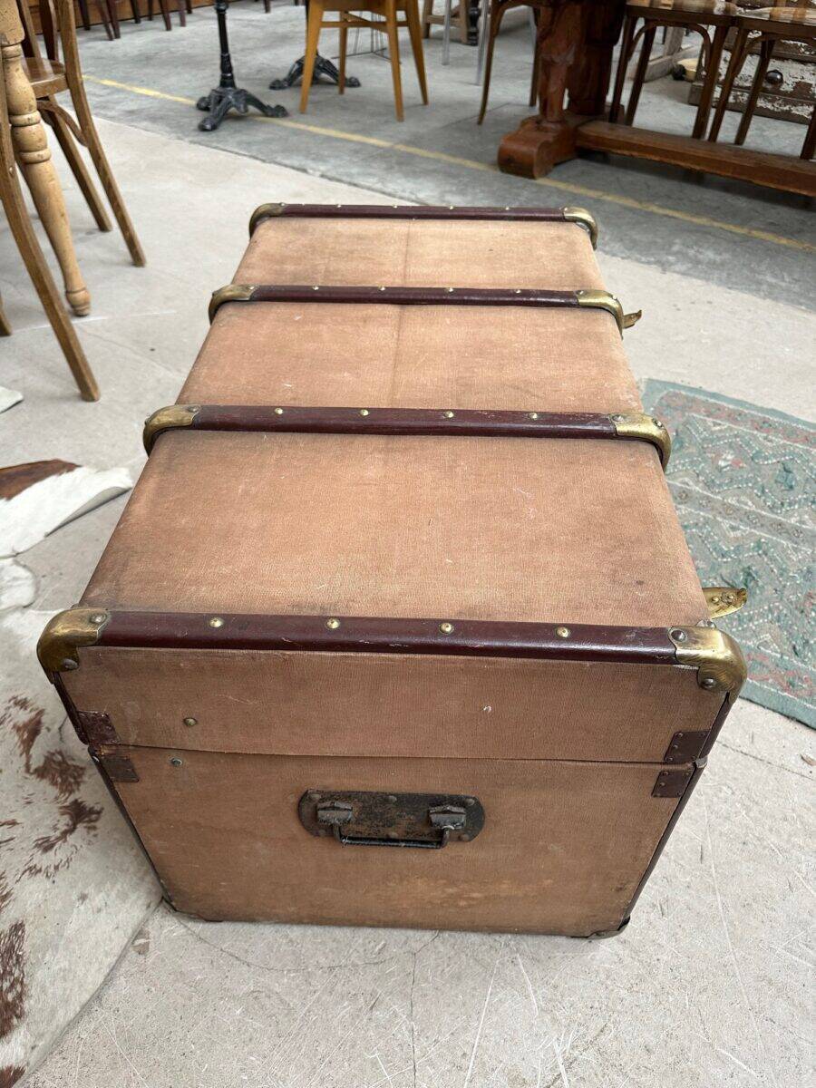 Old travel trunk "Be a Father" Lille