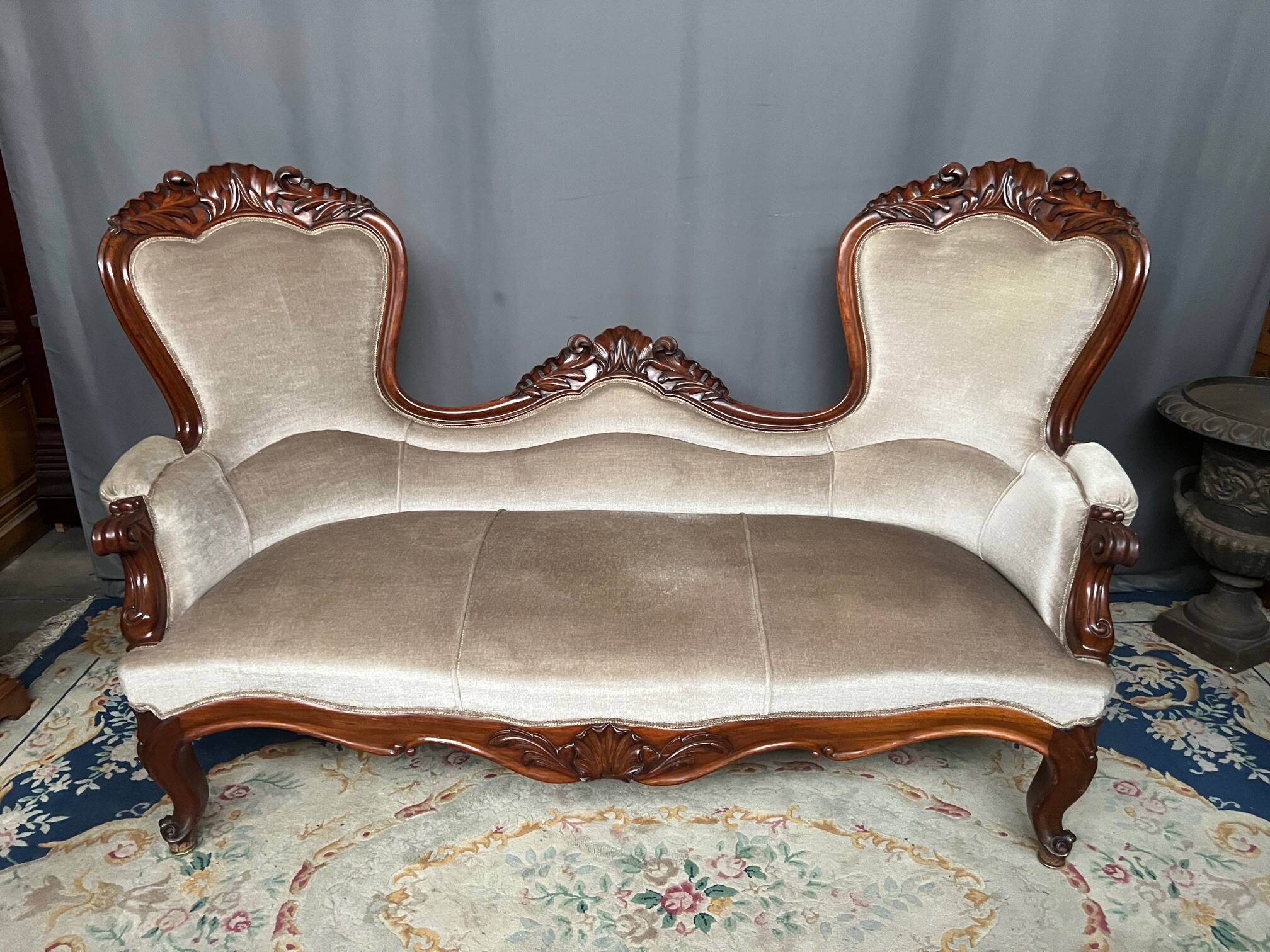Victorian sofa. Solid mahogany.