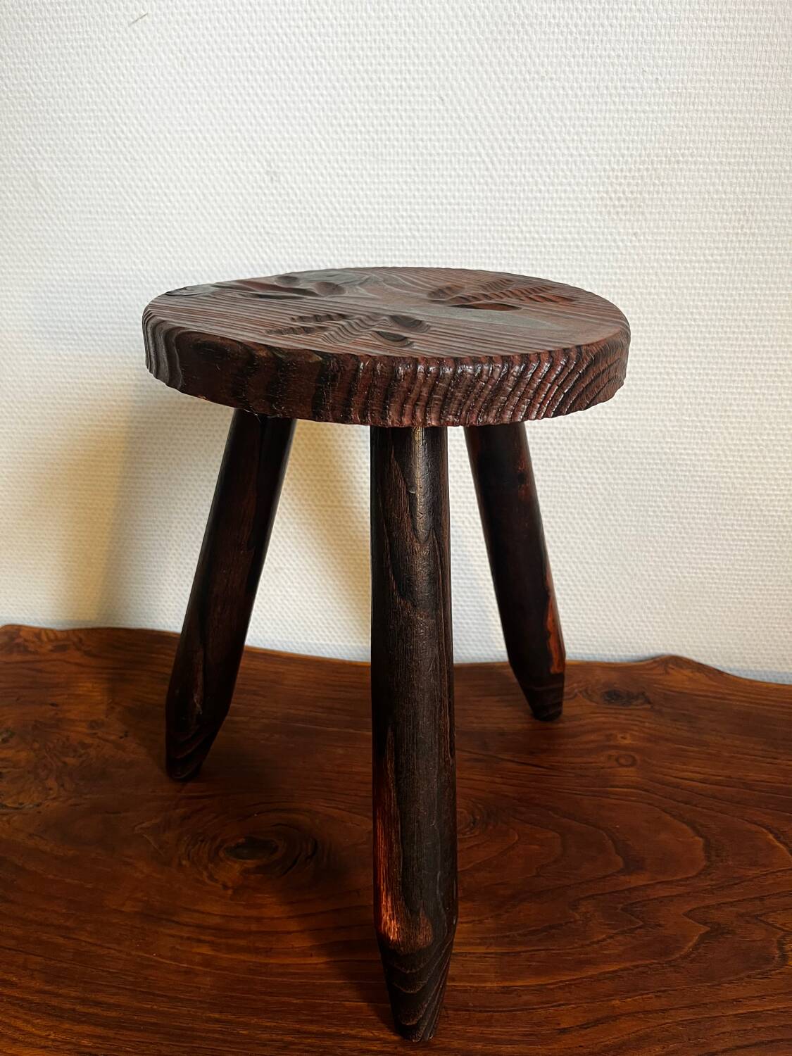 Tabouret tripode en bois sculpté