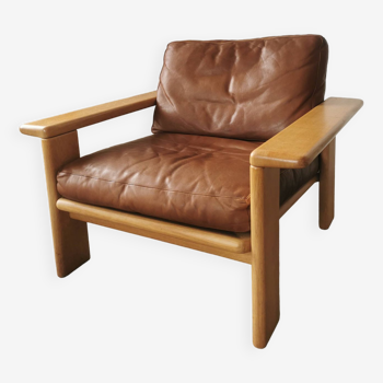 Fauteuil en cuir et chêne brut, design scandinave