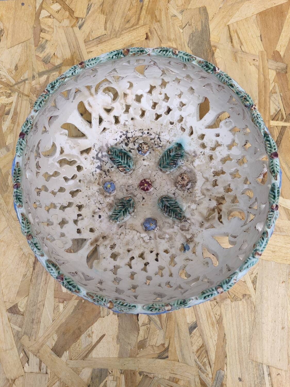 Italian barbotine fruit bowl from the 1930s