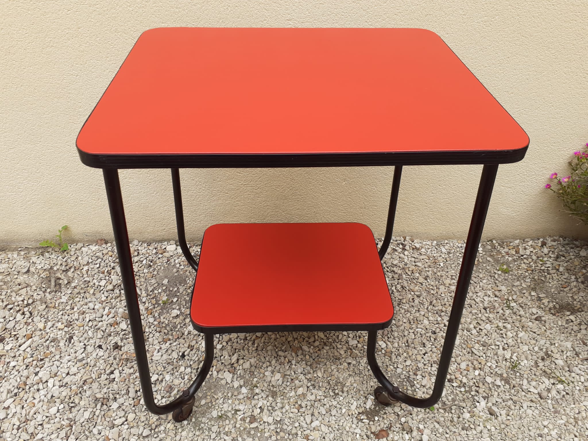 Red side table in Skaï