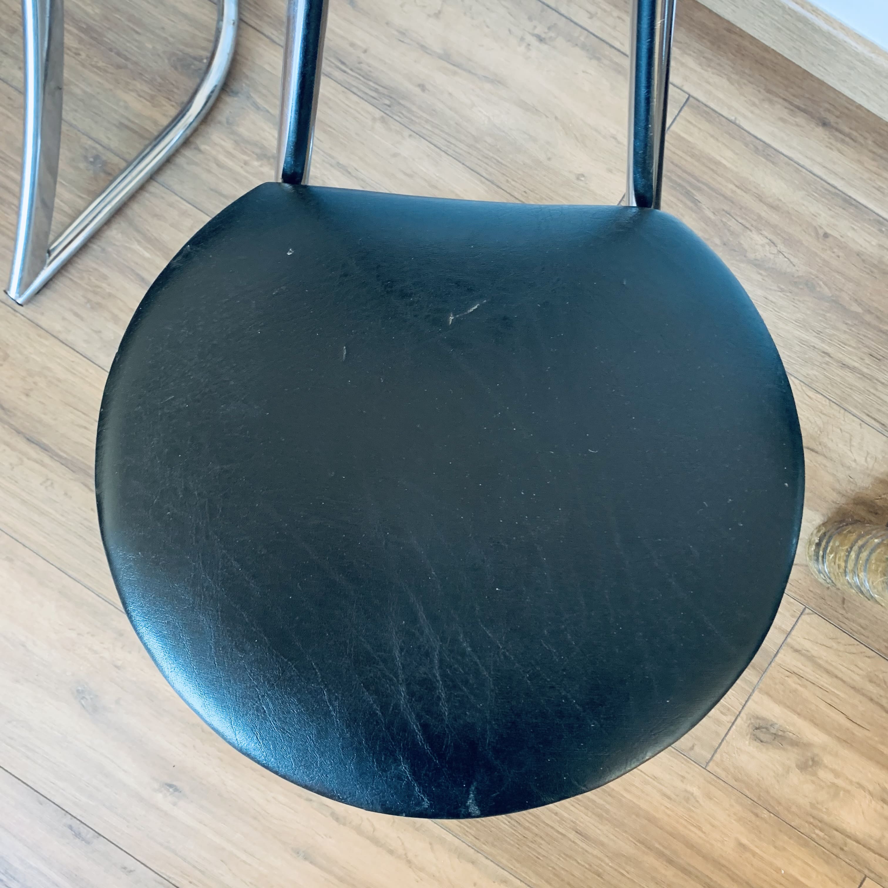 2 chaises en porte à faux