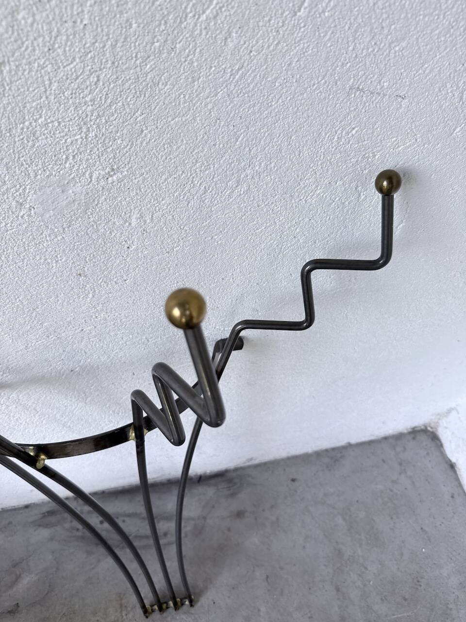 Porte manteau mural zigzag en métal et laiton 1960