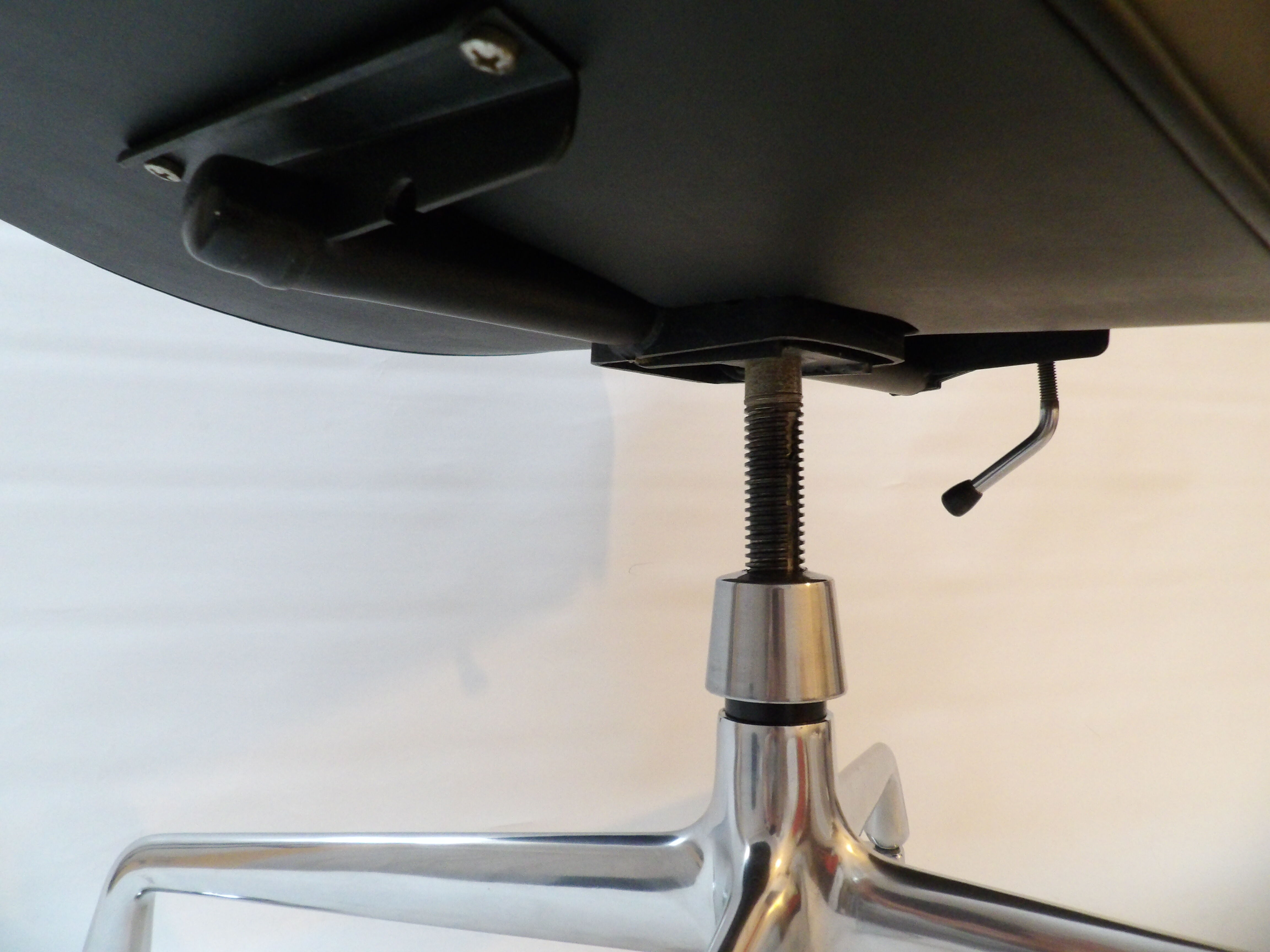 Charles Eames "Time Life" office chair edited by Herman Miller