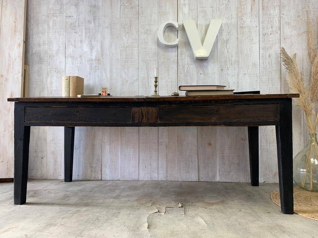 Writing desk/office desk of a notary