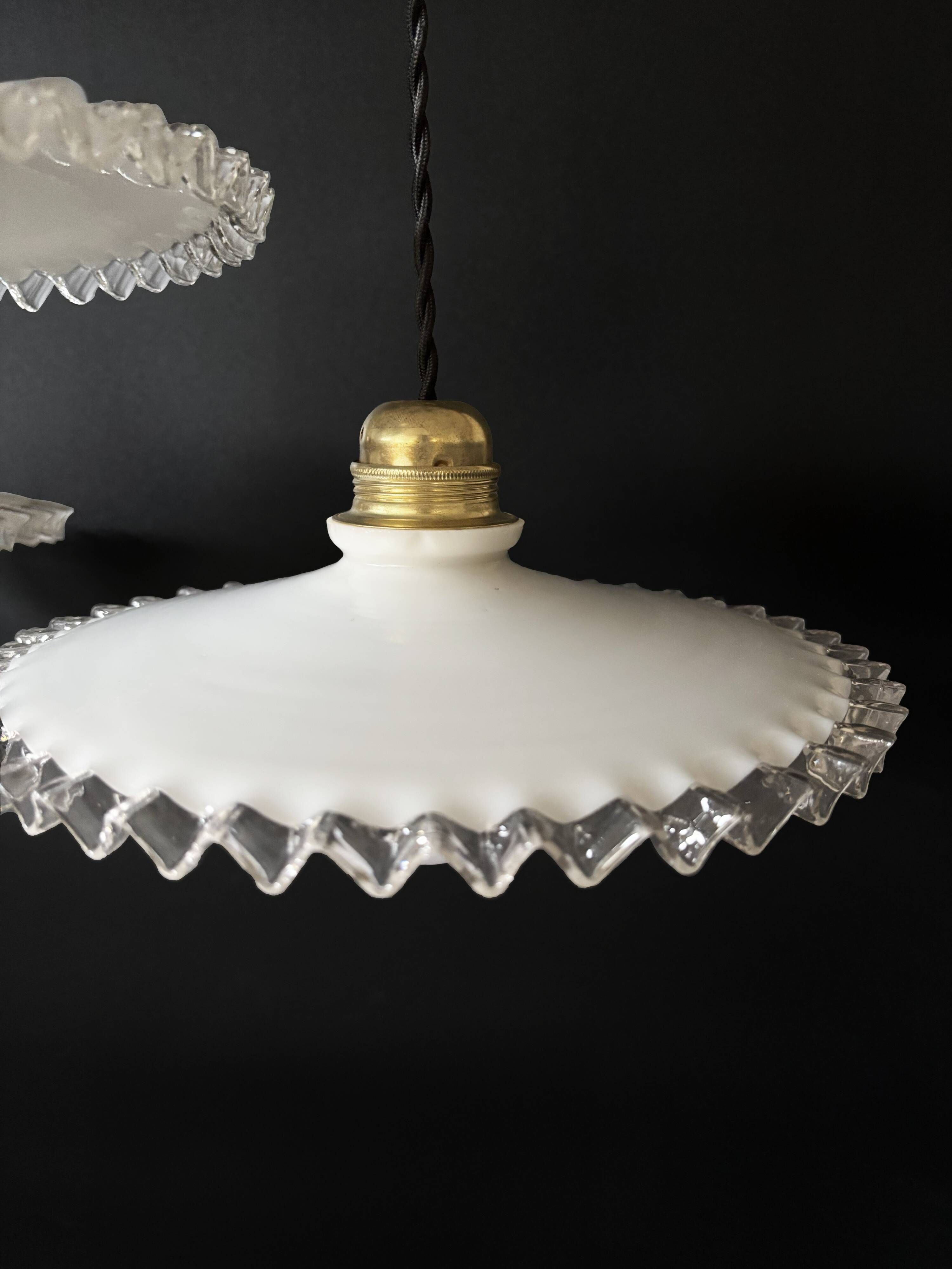 Trio de suspensions opaline festonnée en laiton