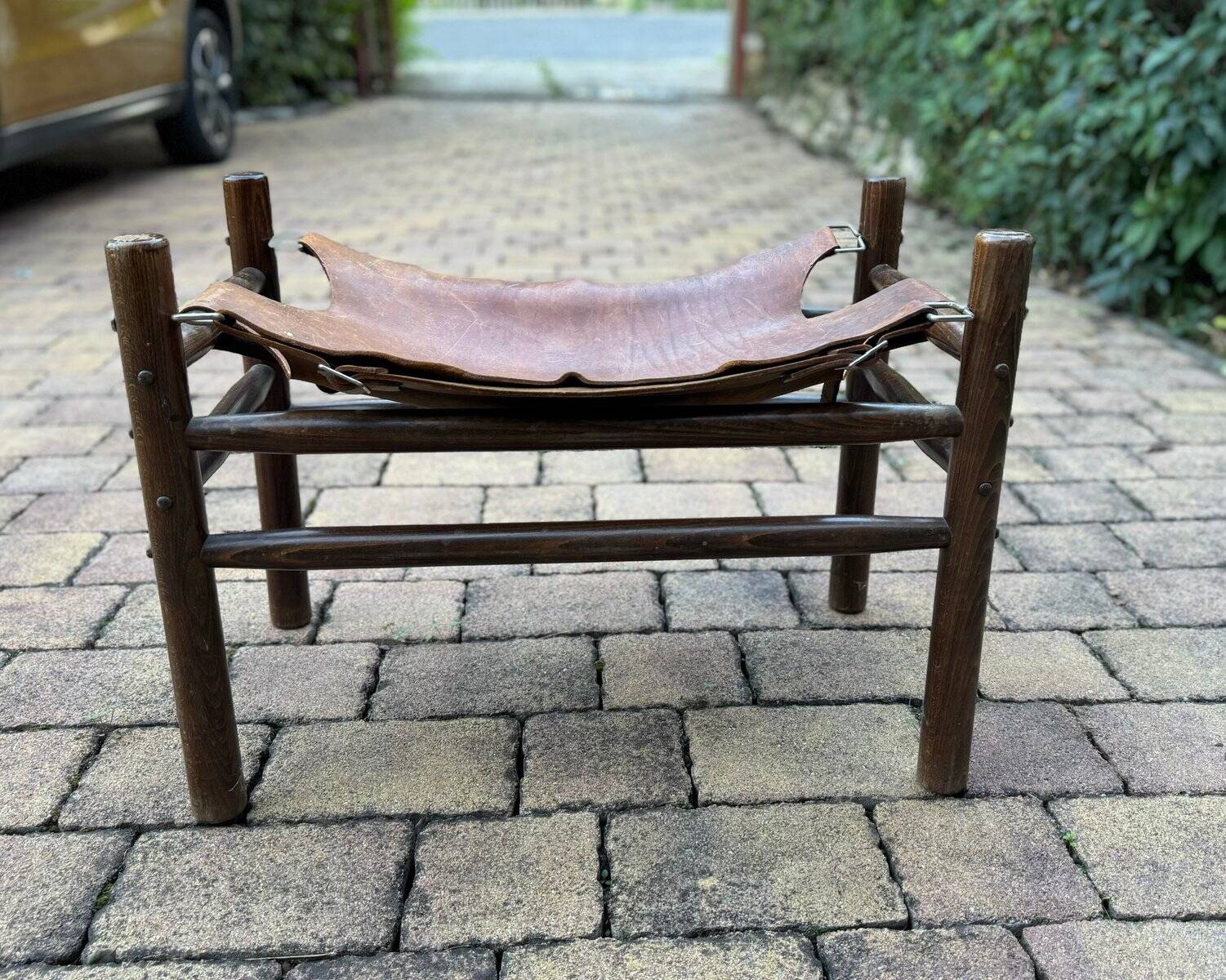 Vintage safari stool in brown leather and dark wood, 1960s, Mid-Century style.