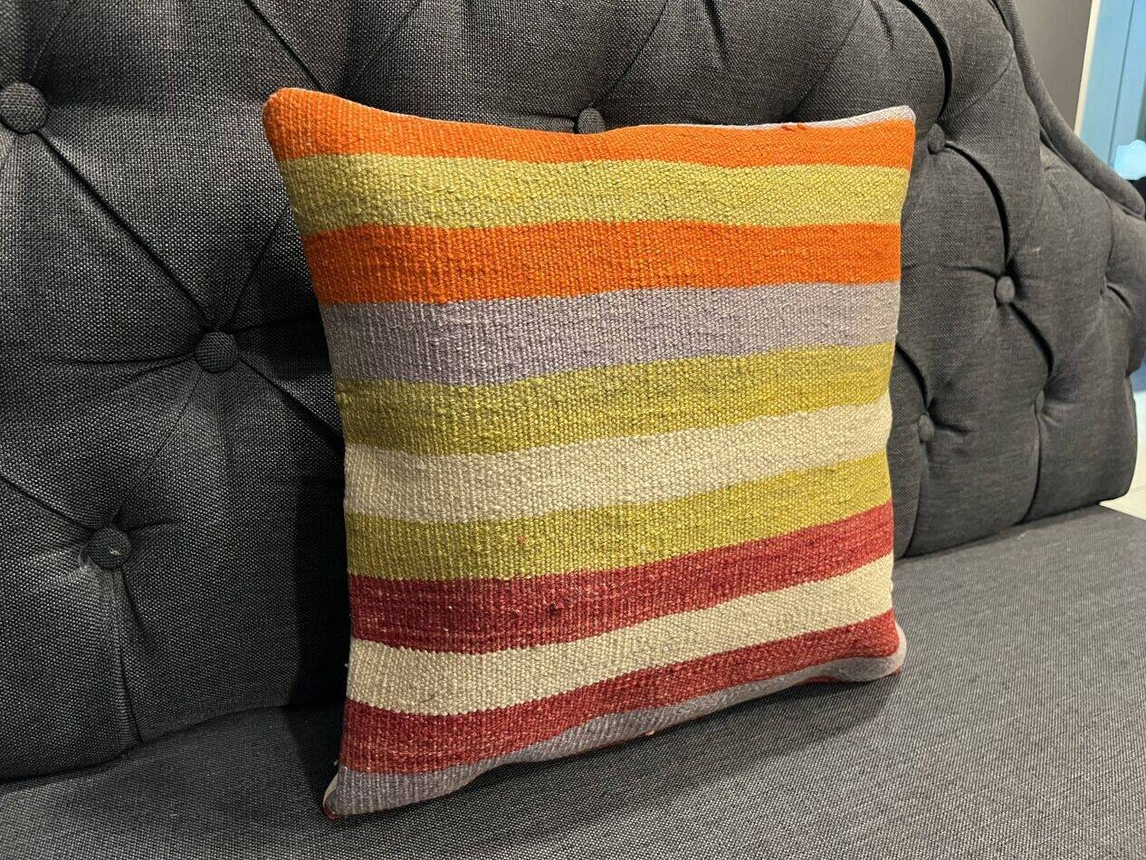 Coussin en laine turque rayé