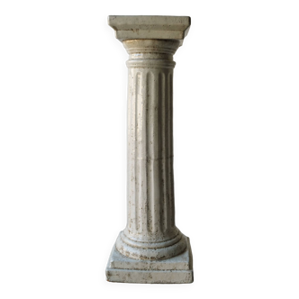 Colonne blanche en terre vernissée