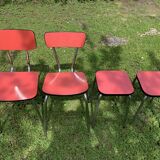 Table en formica avec 2 chaises et 2 tabourets