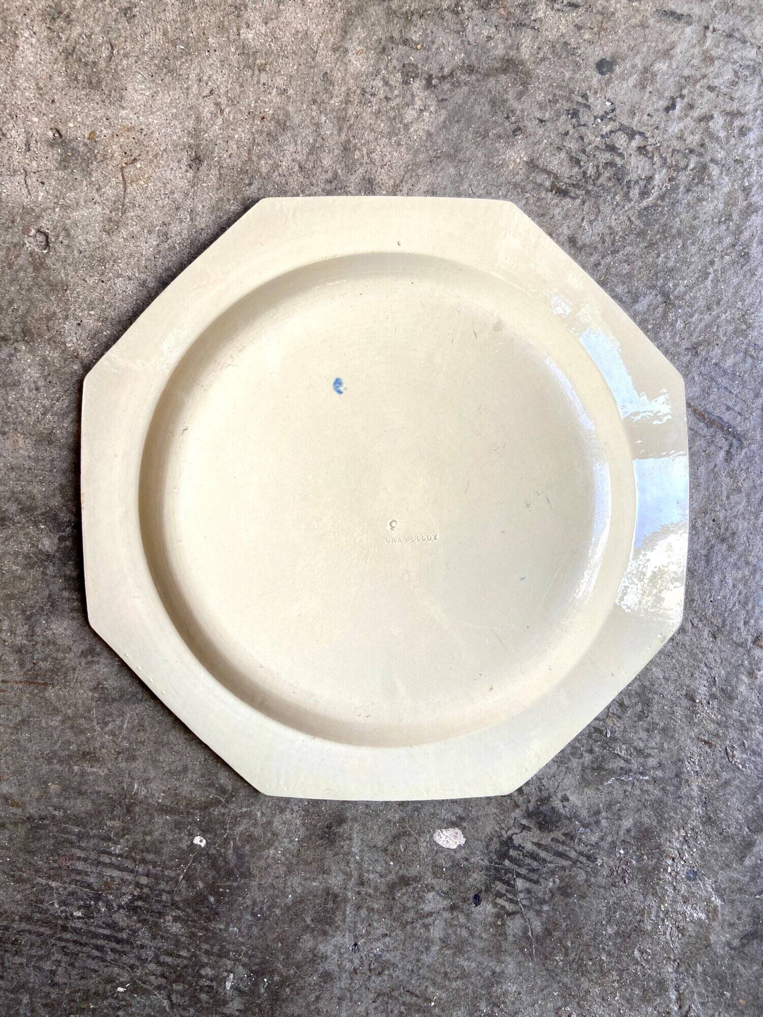Assiette plate octogonale en terre de fer de Chantilly