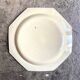 Assiette plate octogonale en terre de fer de Chantilly