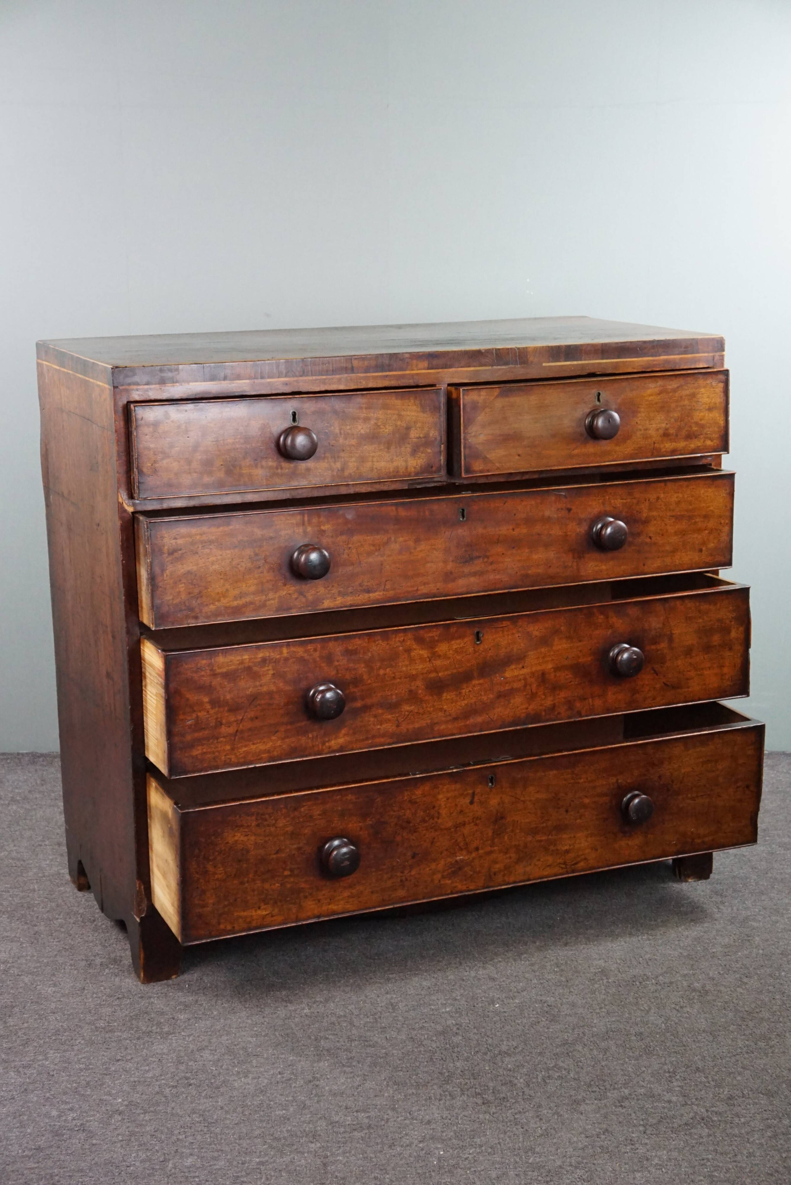 Commode antique anglaise robuste en acajou avec 5 tiroirs du milieu du 19ème siècle