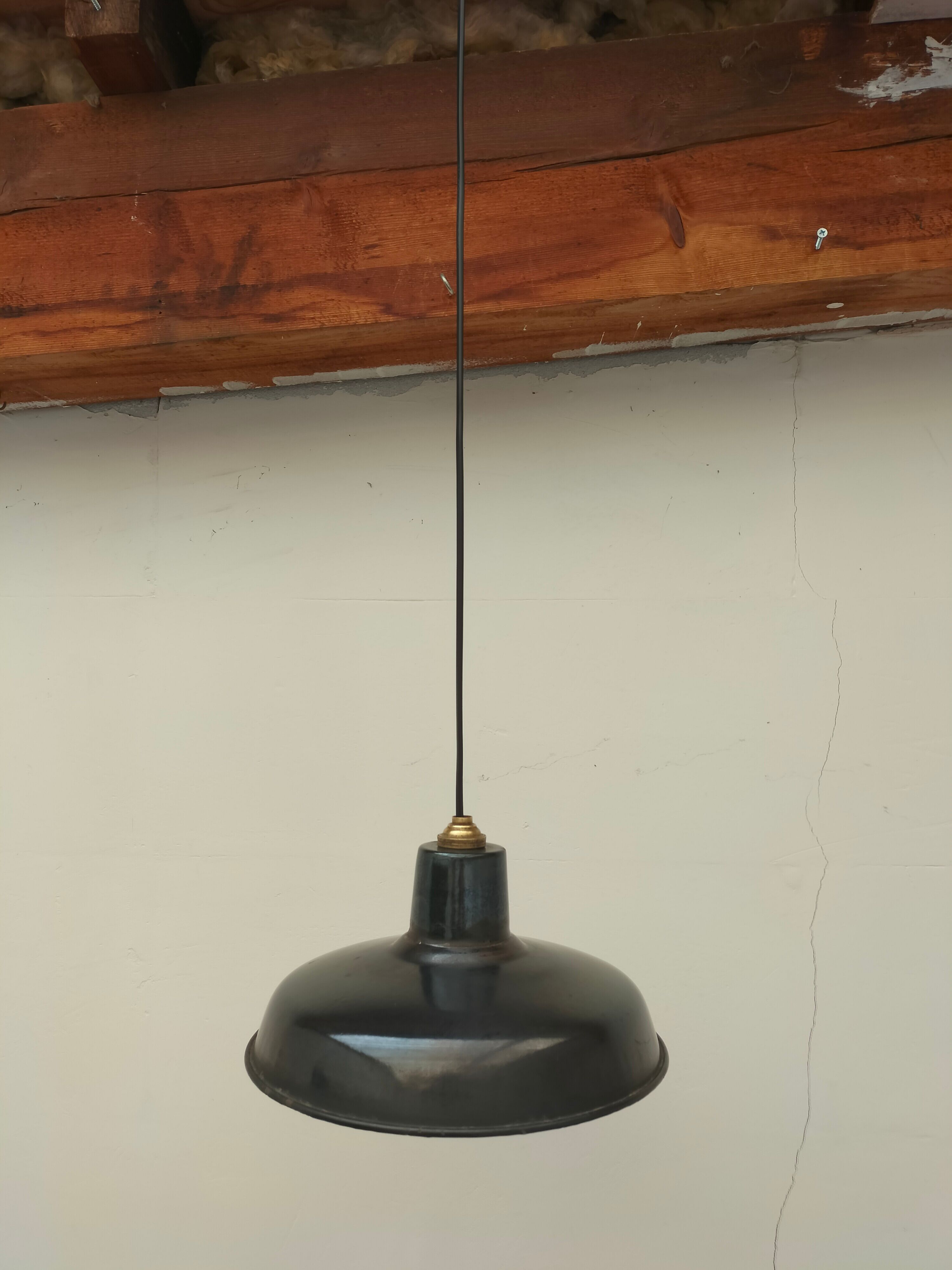 Industrial lamp in enamelled sheet metal