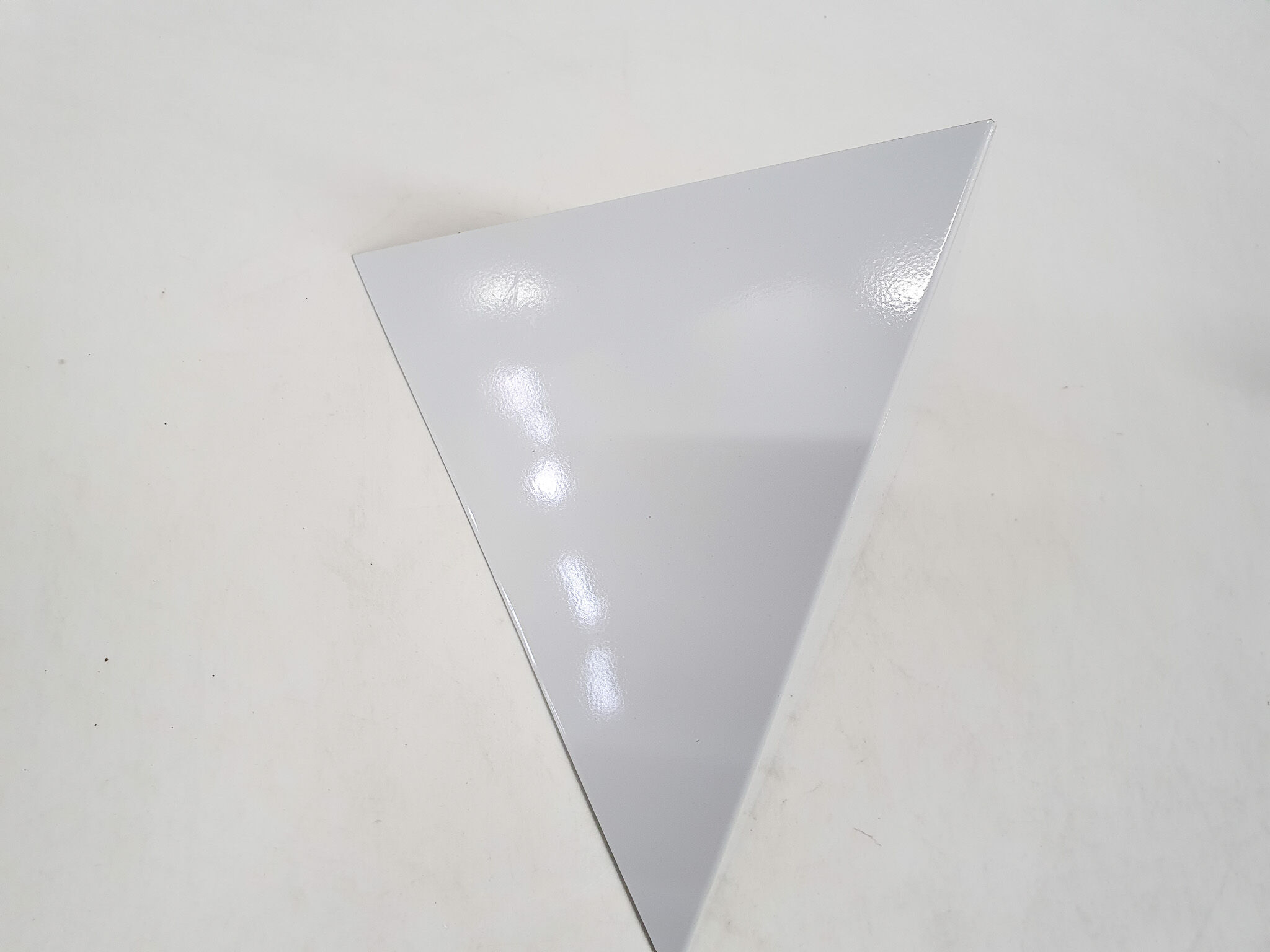White metal wall light in good condition. By Anvia, The Netherlands.