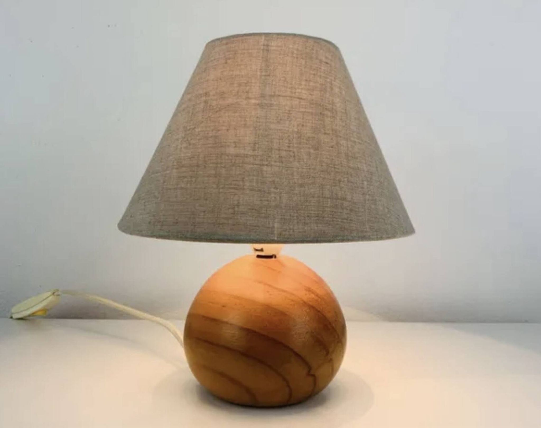 Lampe boule en pin années 80