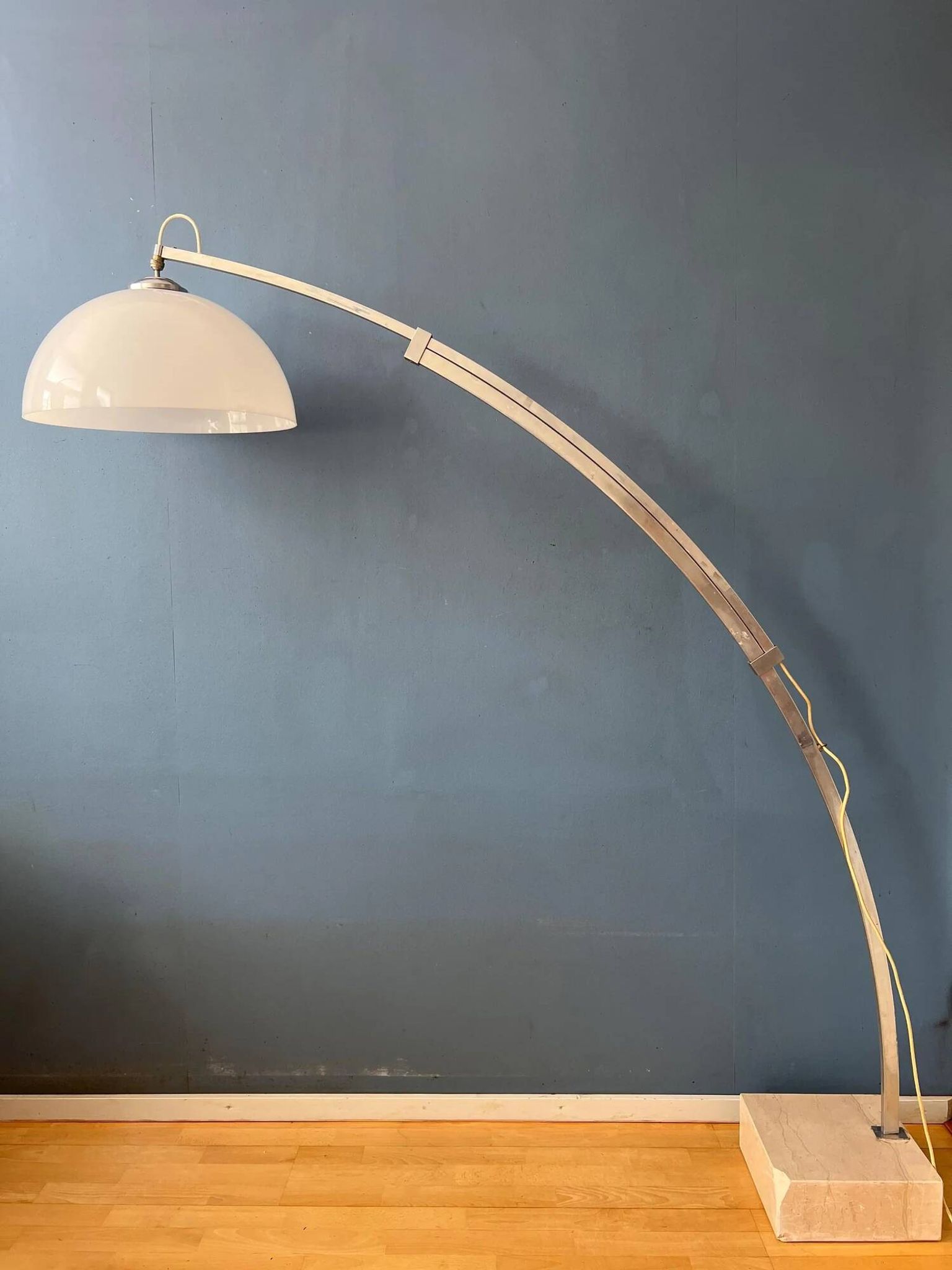 Lampadaire arc vintage de l'ère spatiale dans le style de Guzzini