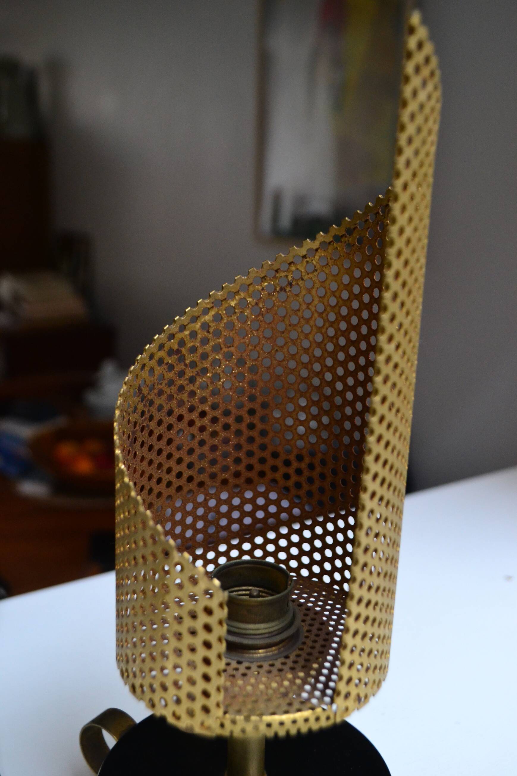 Paire de lampes métal perforé style Mategot années 50