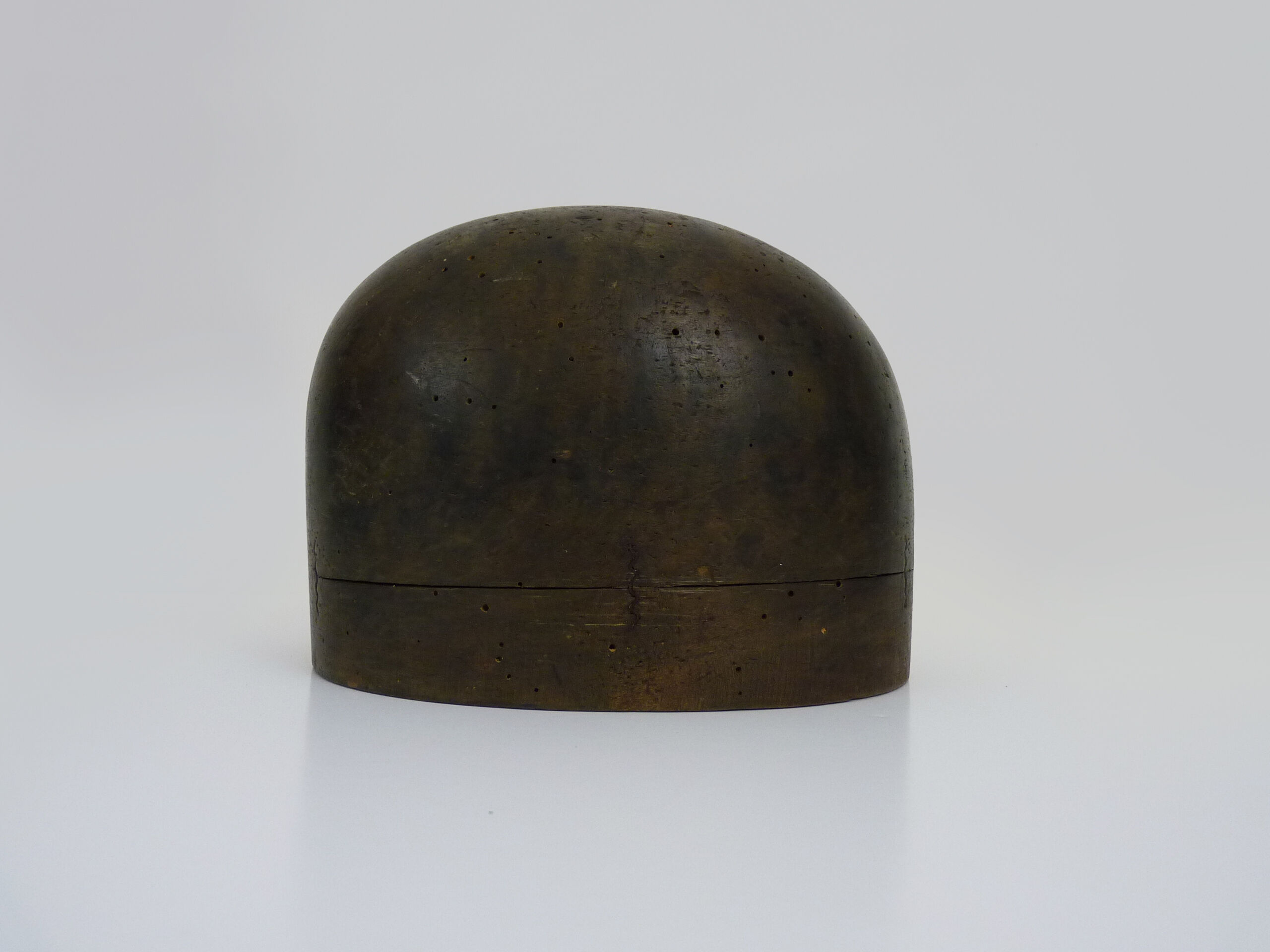 Old form with wooden hat, marotte, hat mold, year 30/40