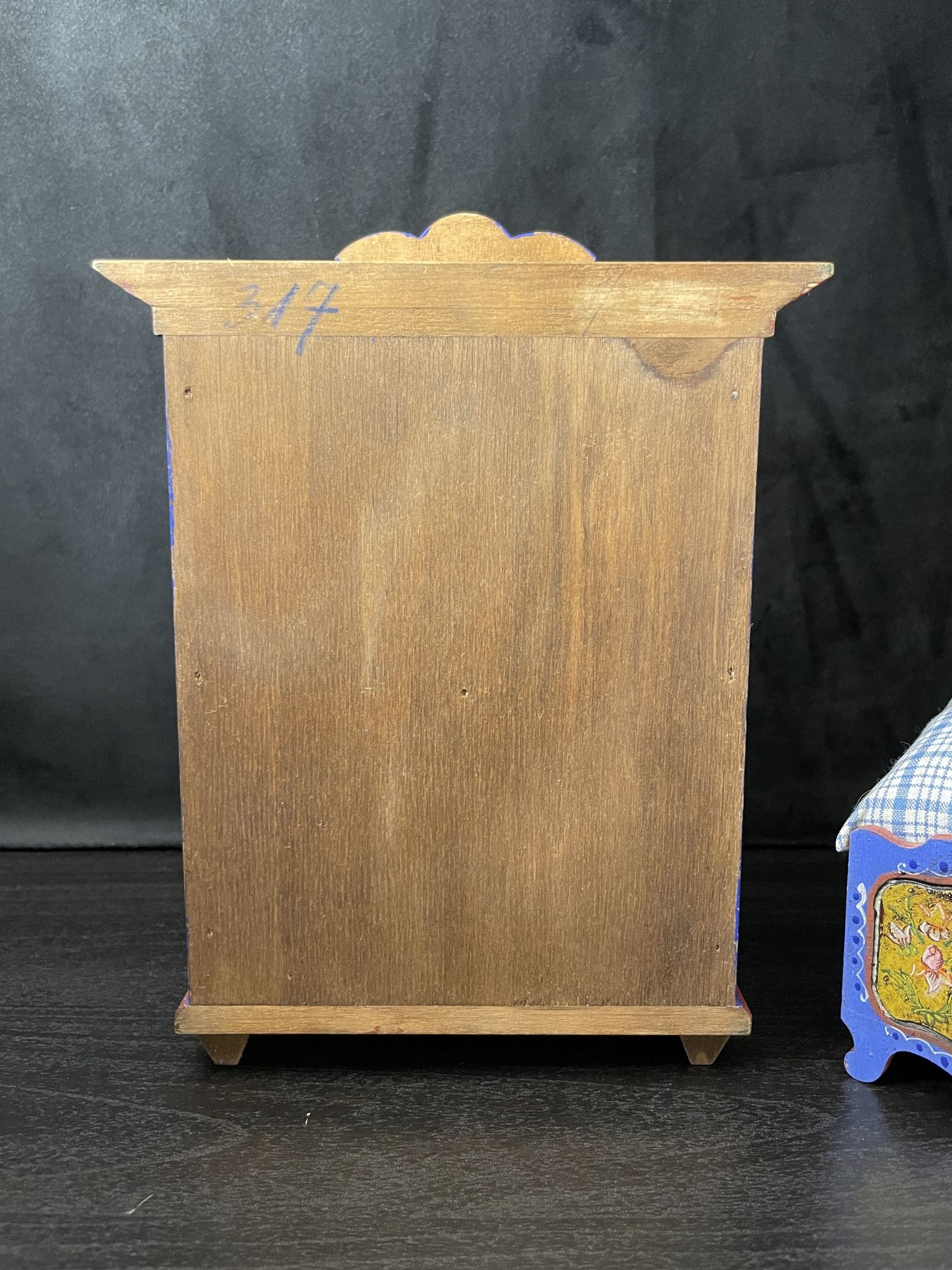 Ensemble garde-robe et lit miniatures tyroliens