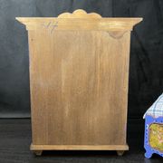 Ensemble garde-robe et lit miniatures tyroliens