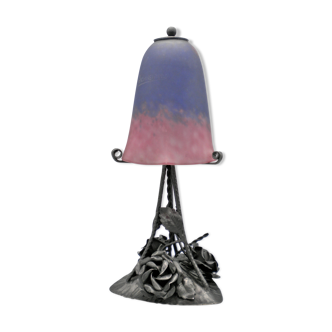 Lampe en fer forgé décorée de roses et de feuilles avec de l'ombre en verre d'art signée Schneider, vers 1925