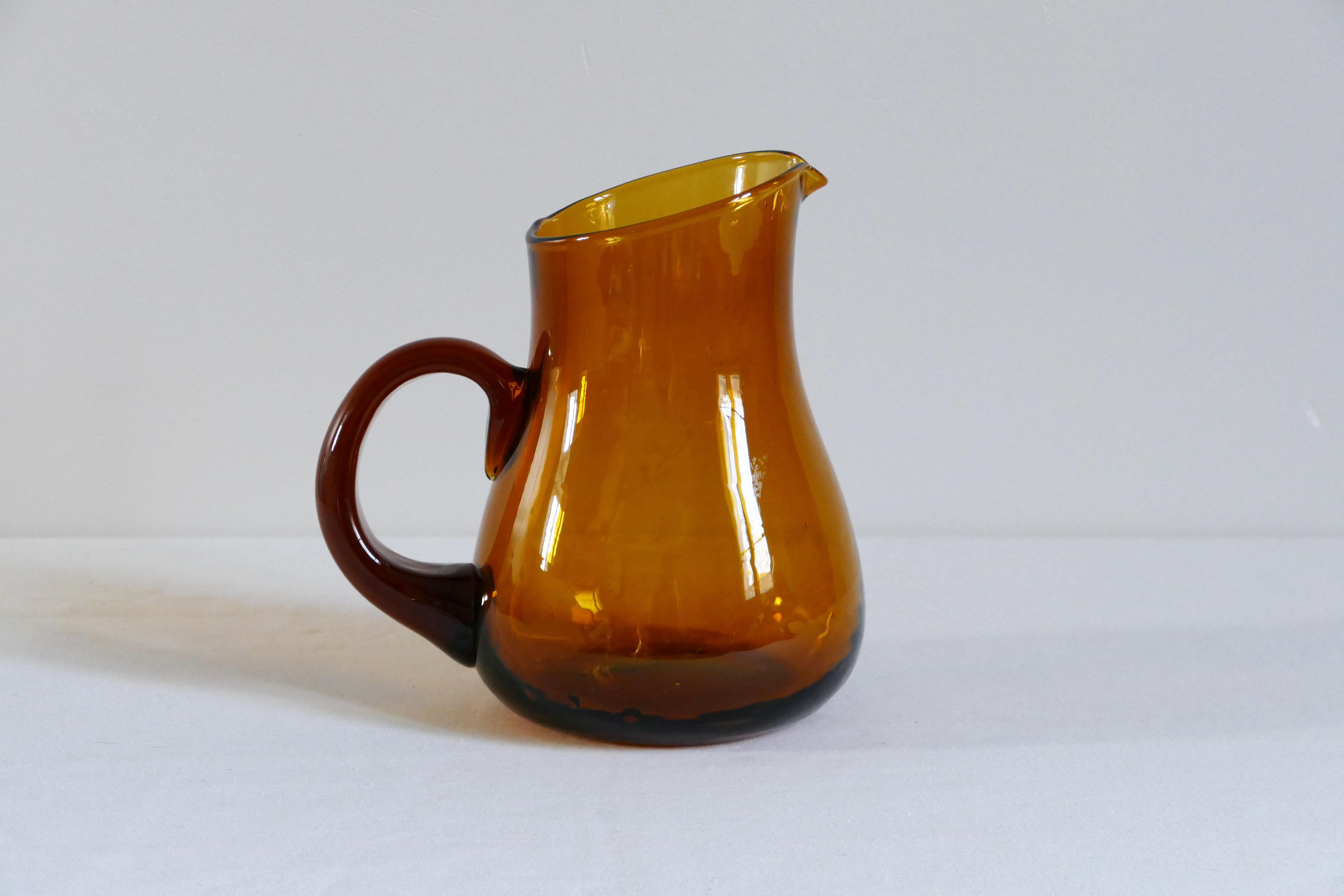 Pichet vintage en verre marron
