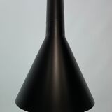 Lampe de table noire conçue par Arne Jacobsen et fabriquée par Louis Poulsen