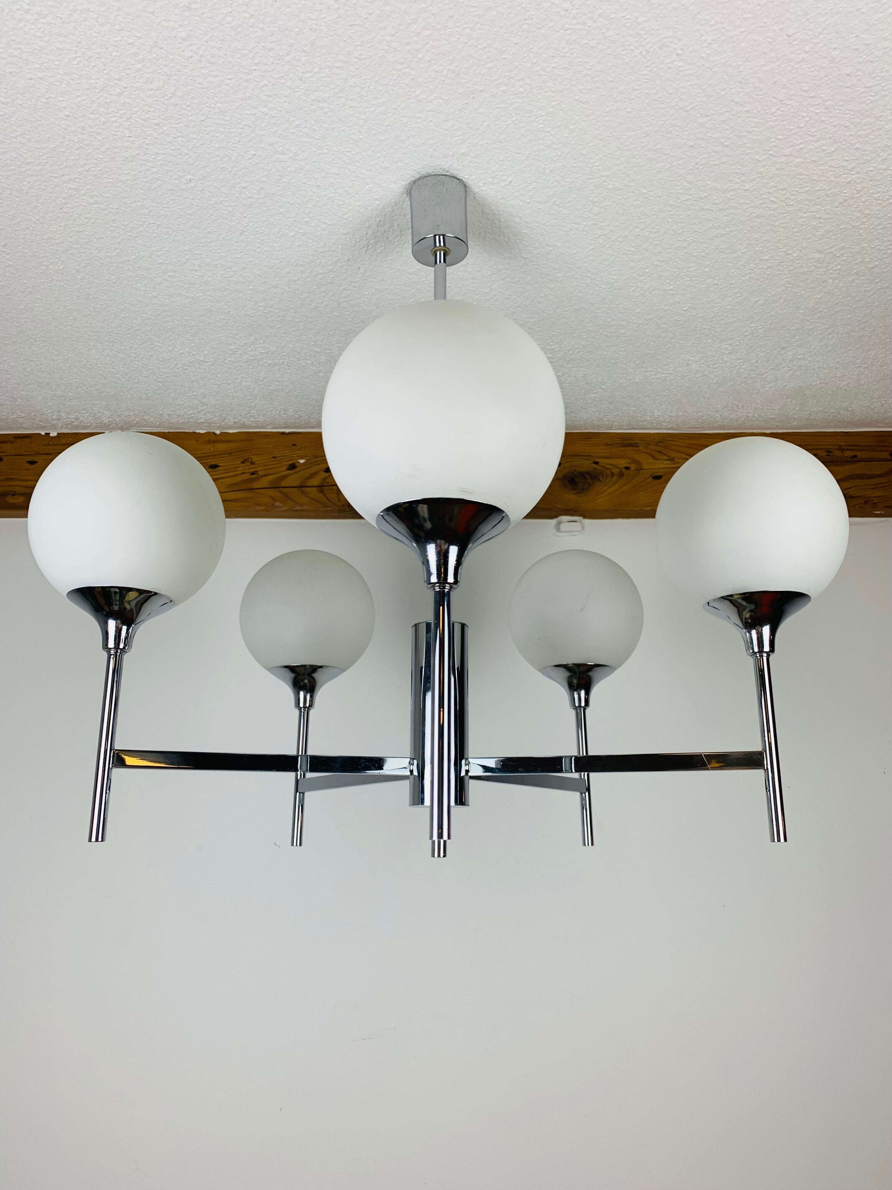 Lustre 5 globes chrome et opaline 1970