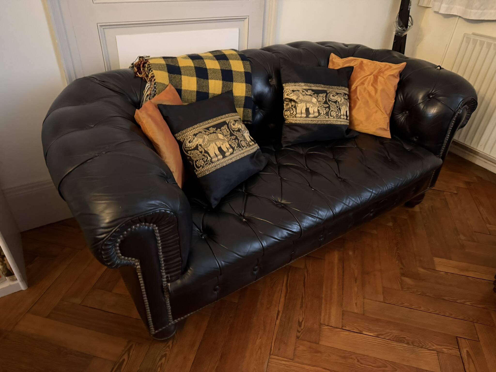 Canapé Chesterfield cuir noir + paire de fauteuils