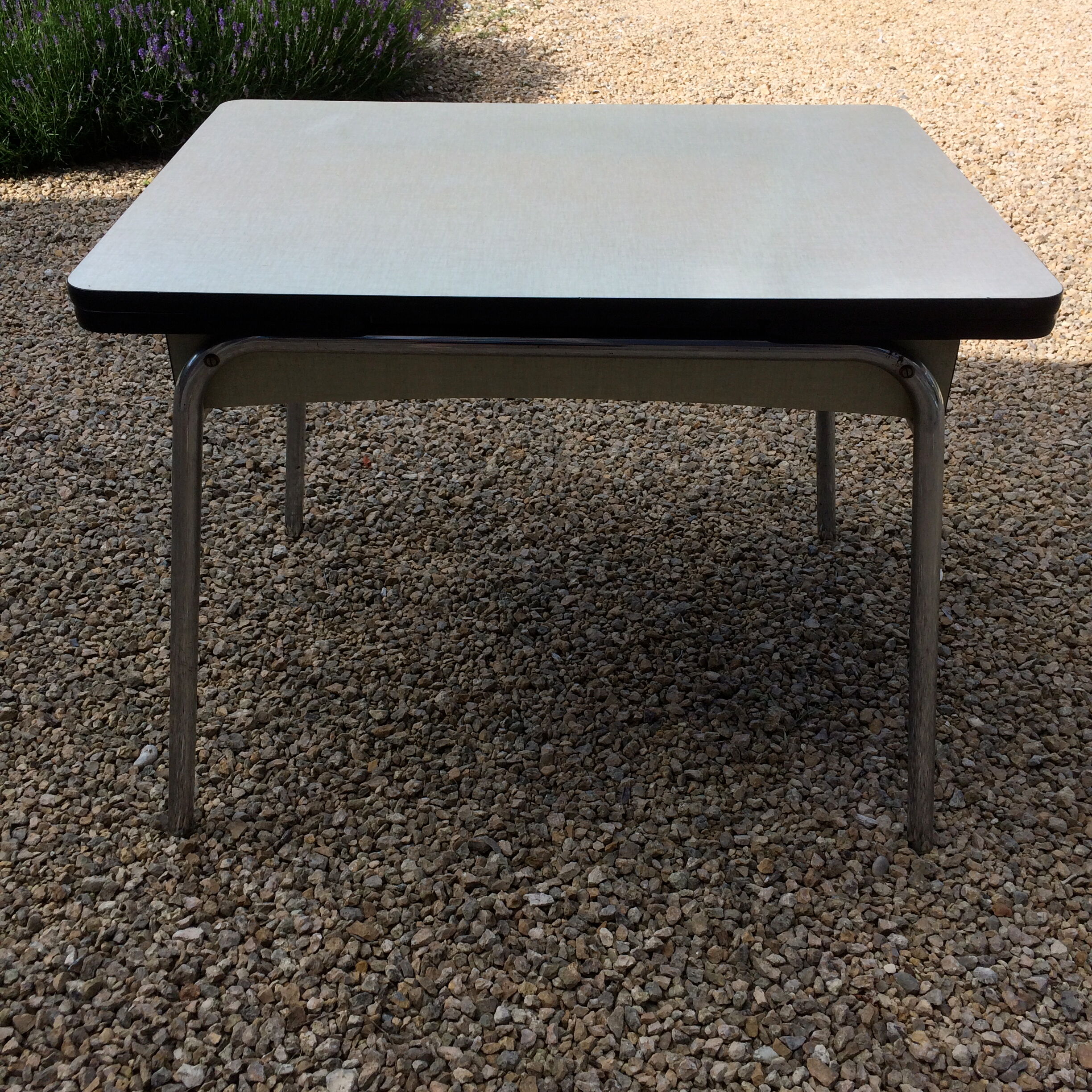 Table in formica
