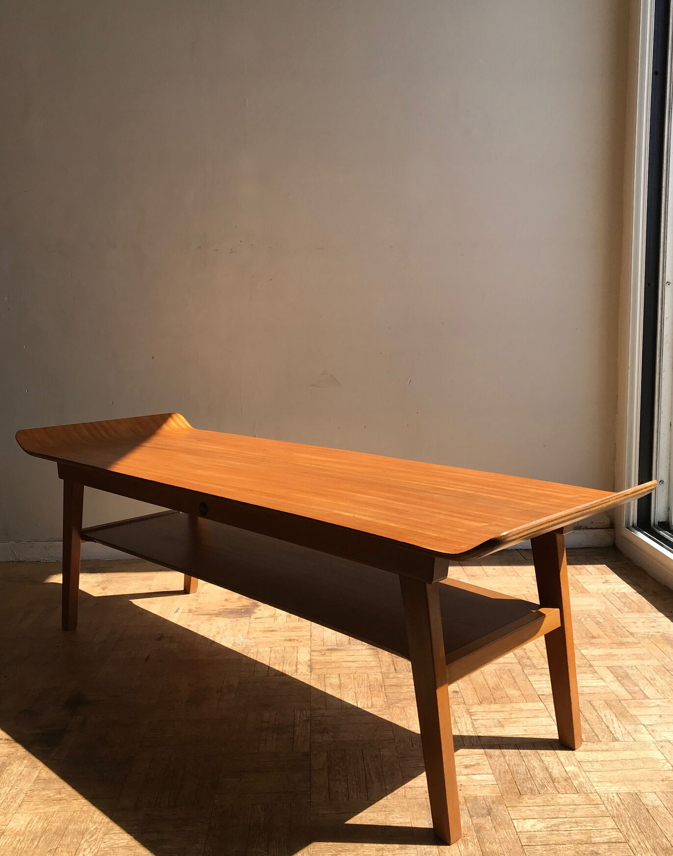 Table basse en teck clair, années 1960