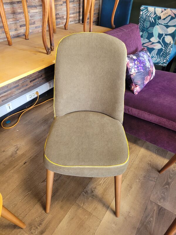 Chaise scandinave en velours côtelé kaki