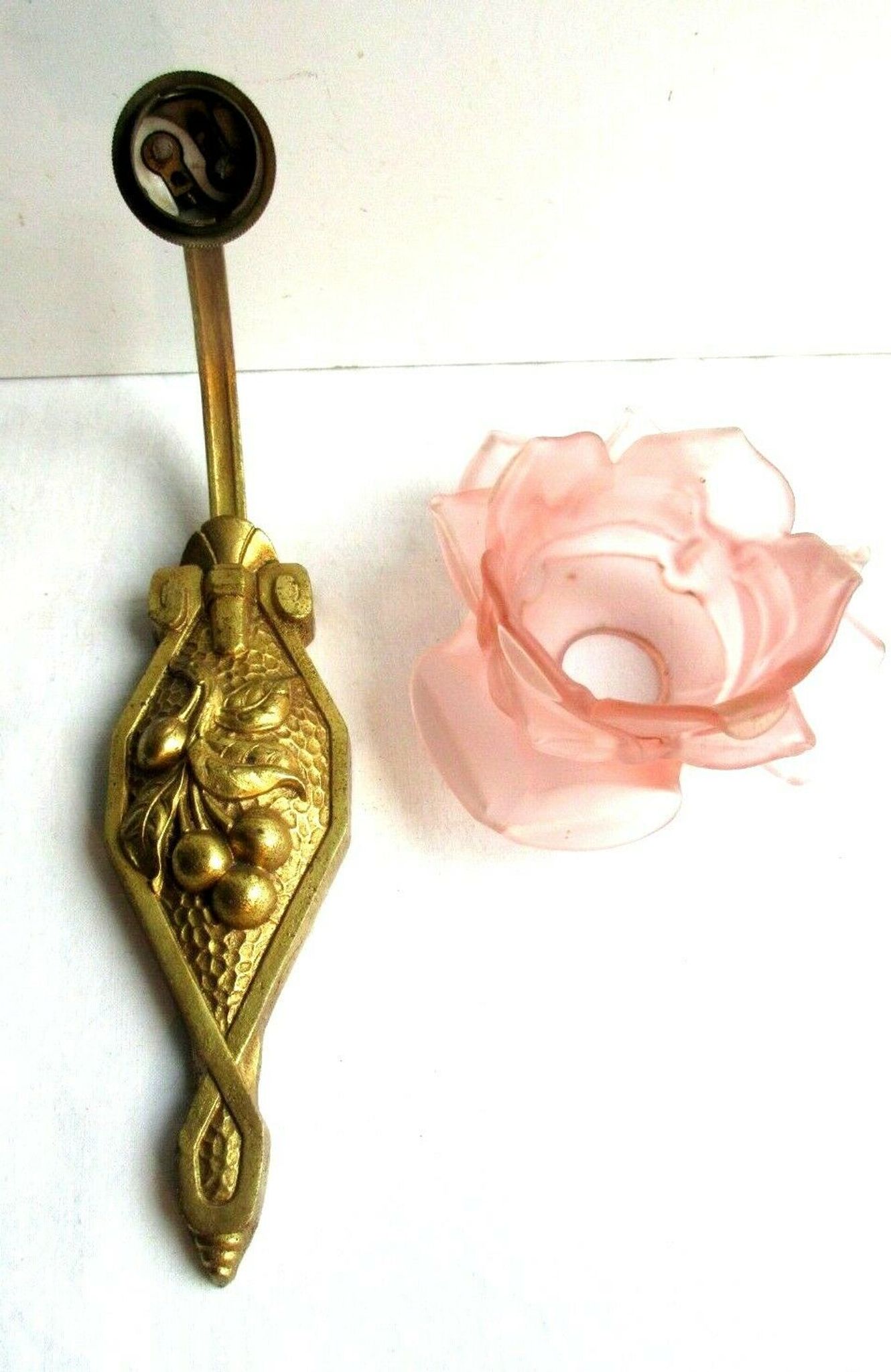 Art Deco wall light gilded bronze carved with cherries, pink tulip Rose in pink glass paste
