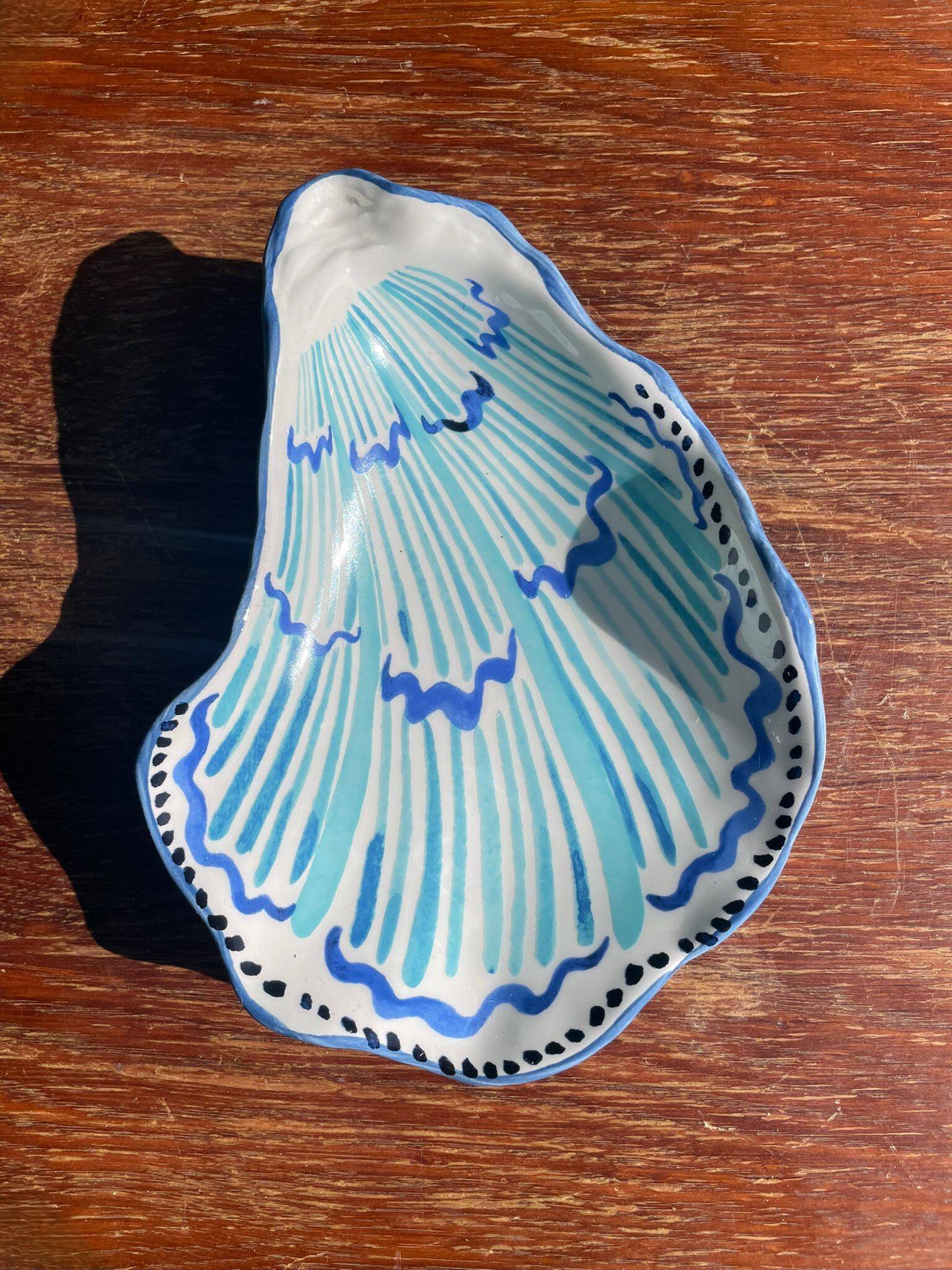 Lot of 2 oyster-shaped bowls.