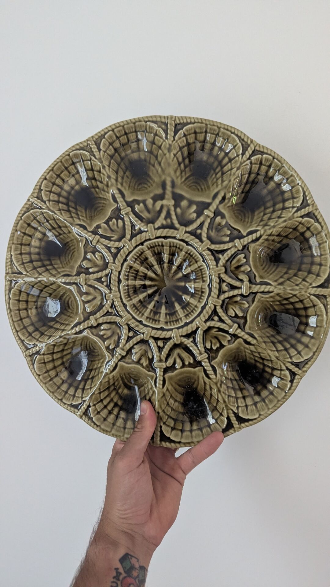 Oyster service Sarreguemines in barbotine – 12 plates + large bowl