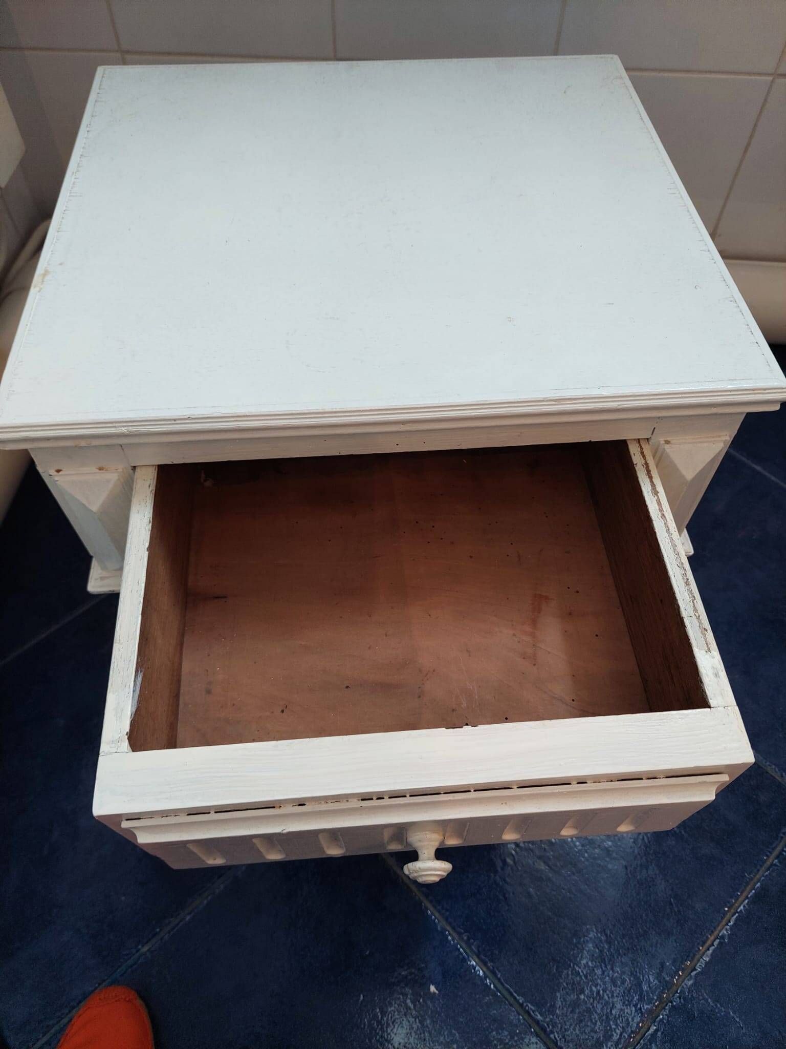 Coffee or night table in white painted wood with colonnade legs and one drawer