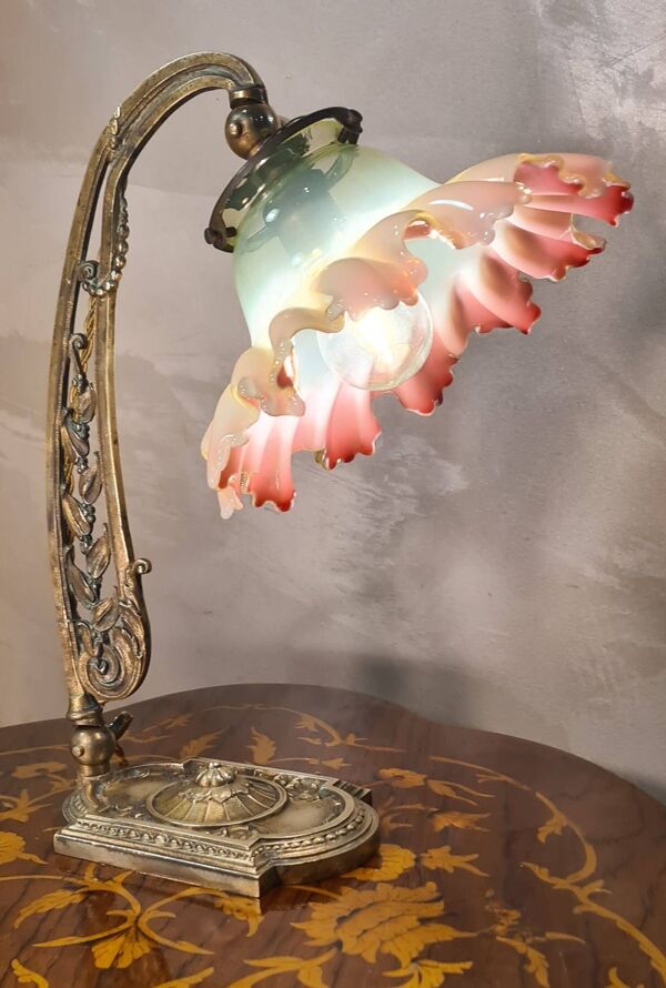 lampe bronze art nouveau ancienne 30x25 avec tulipe opalisante  interieur rouge tres rare