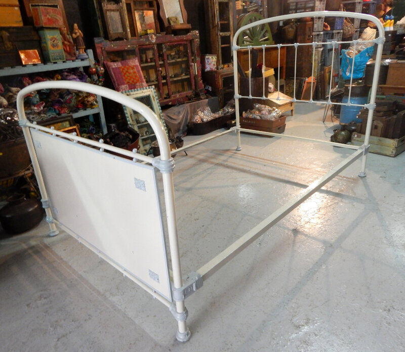 Old painted metal bed 120x190cm