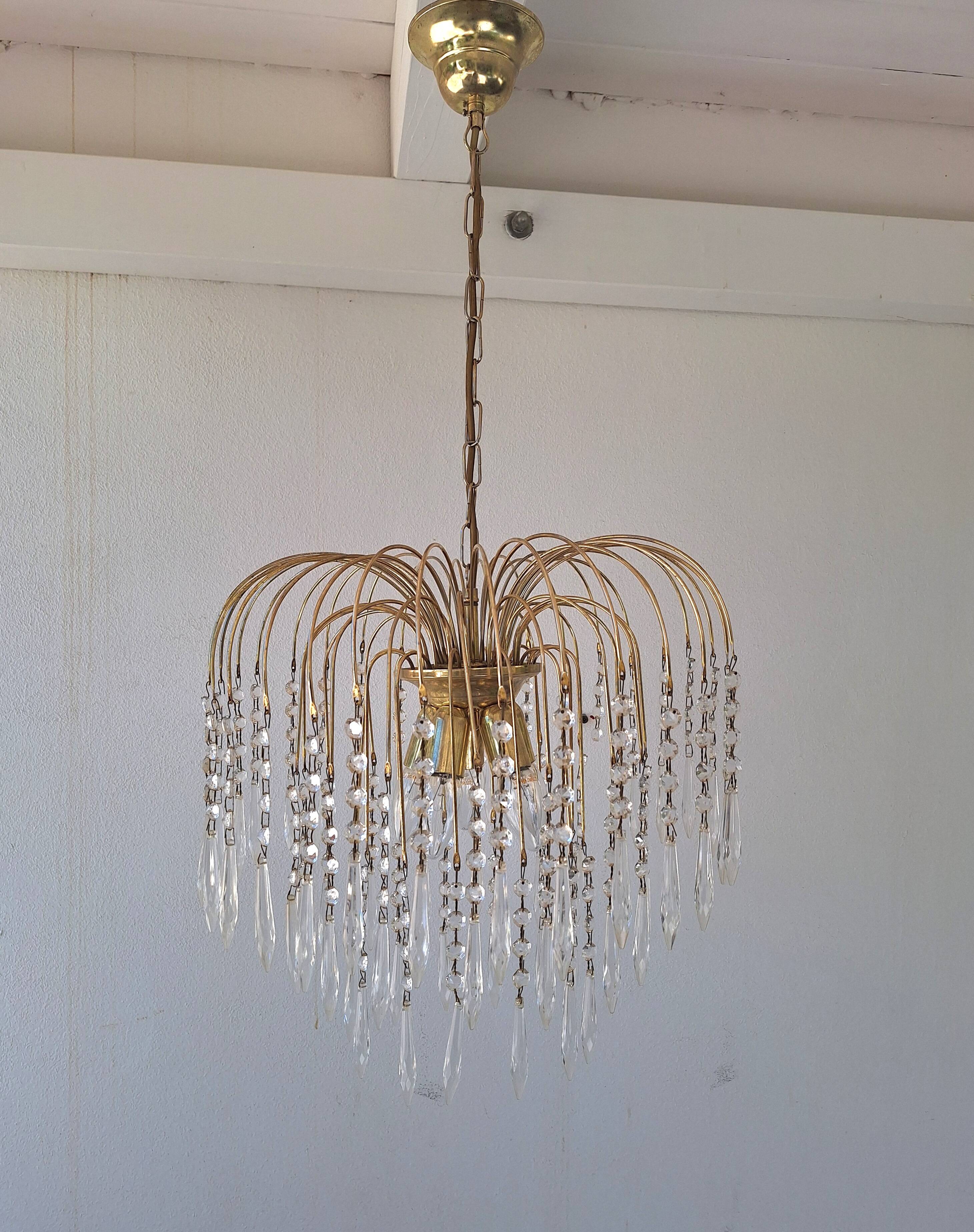 Lustre cascade italien des années 1950 – Métal doré et prismes en verre