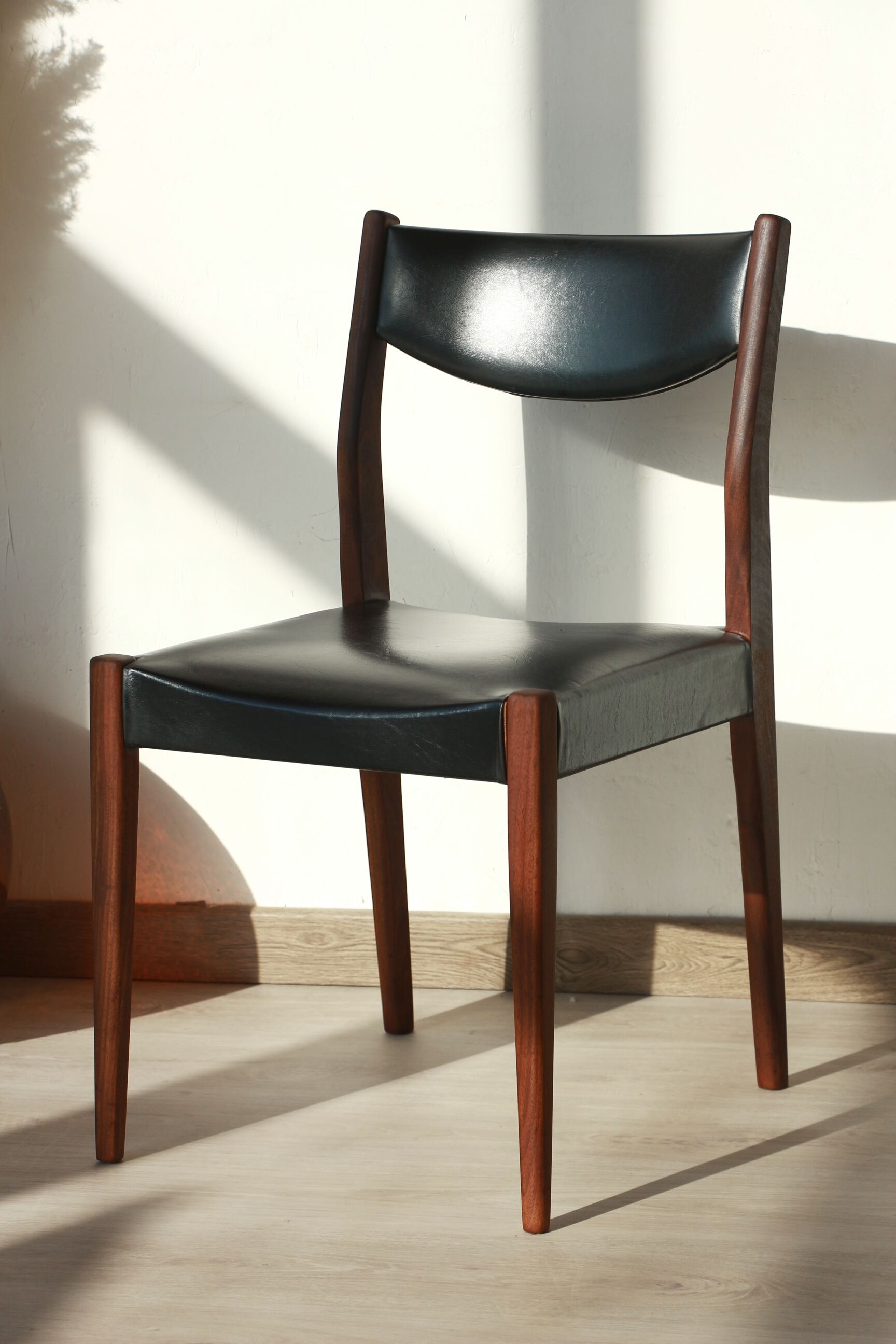 Series of 6 chairs in skai and teak