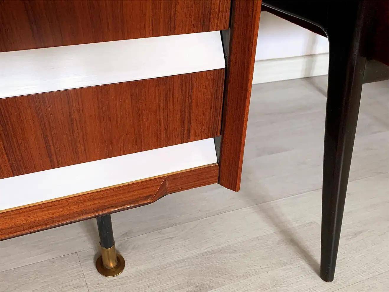 Armoire vintage italienne, noyer, bois cannelé, pieds en laiton années 1950.