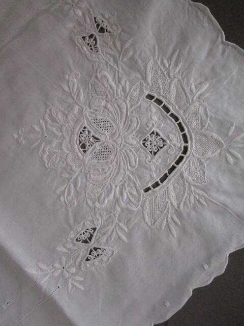 Nappe a thé ancienne brodée 120x120cm